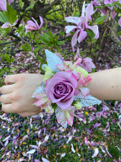 Prom corsage - traditional wrist size medium