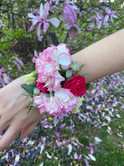 Prom corsage - traditional wrist size medium